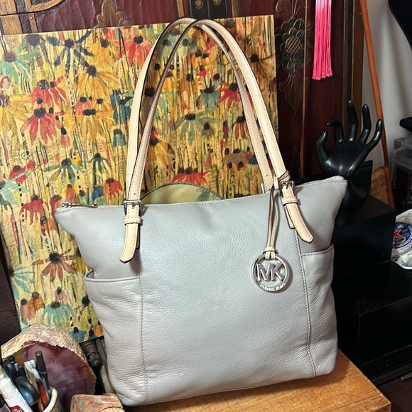 Michael Kors Grey Taupe Zipper Shoulder Bag Cream Straps 14.4”Lx11.5”Hx4”W - Picture 14 of 17